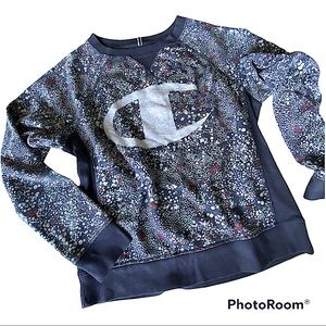 𝅺Champion• Pullover patterned shirt• Size Med